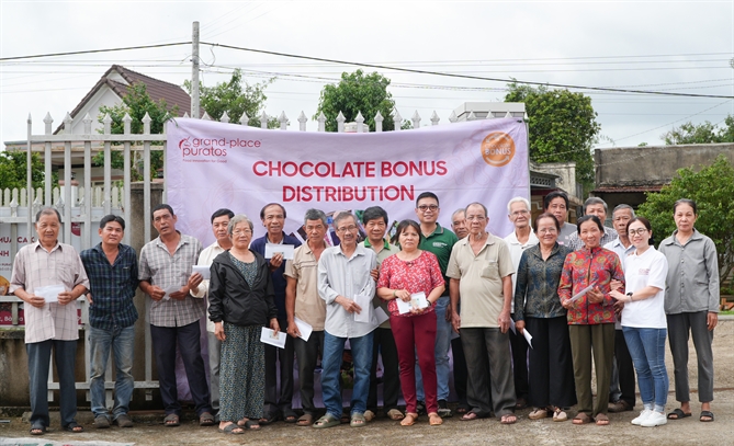 Nông dân trồng cacao tại miền Đông vui mừng nhận thưởng. Nguồn ảnh: Puratos Grand-Place Việt Nam.