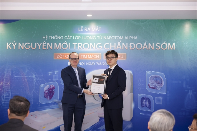 Đại diện Siemens Healthineers trao chứng nhận “Đơn vị đầu tiên sở hữu hệ thống Naeotom Alpha tại miền Bắc”