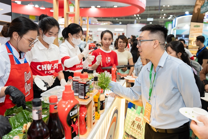 Khách tham quan được trải nghiệm ẩm thực Việt với gia vị của CHIN-SU và Nam Ngư (1)