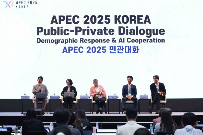 Phiên thảo luận có sự tham dự của các Giáo sư, chuyên gia hàng đầu khu vực từ Nhật Bản, Hàn Quốc, Thái Lan 