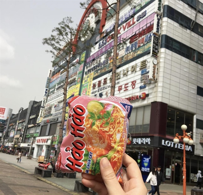 30 năm Acecook Việt Nam: Câu chuyện ẩm thực và niềm hạnh phúc “xây” từ thương hiệu Hương vị tôm chua cay quen thuộc của mì Hảo Hảo đã vỗ về cảm xúc xa nhà của bao thế hệ du học sinh Việt Nam. Nguồn: Nhat Lee