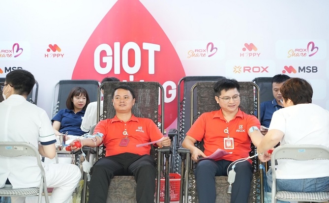 Cán bộ nhân viên ROX Group cùng nhau tham gia hiến máu, lan tỏa yêu thương và ‘trách nhiệm chủ động’ với cộng đồng