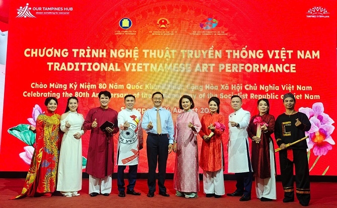 Đại sứ Việt Nam tại Singapore Trần Phước Anh cùng Phu nhân chụp ảnh với các nghệ sỹ Nhà hát sân khấu truyền thống Quốc gia Việt Nam