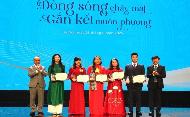 3.	Chủ nhiệm Ủy ban Nhà nước về người Việt Nam ở nước ngoài Nguyễn Trung Kiên và GS.TS Hoàng Anh Tuấn, Hiệu trưởng trường Đại học Khoa học Xã hội và Nhân văn - Đại học Quốc gia Hà Nội trao giải cho 6 thí sinh xuất sắc đạt danh hiệu Sứ giả tiếng Việt trong Cuộc thi “Tìm kiếm Sứ giả tiếng Việt trong cộng đồng người Việt Nam ở nước ngoài năm 2025”