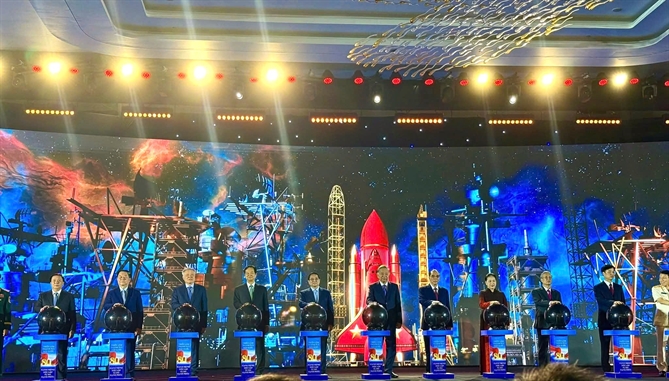 Lãnh đạo Đảng và Nhà nước nhấn nút khai mạc Triển lãm