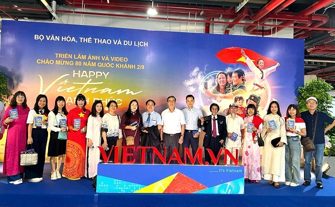 Triển lãm ảnh và video Việt Nam hạnh phúc thu hút nhiều khách thăm quan