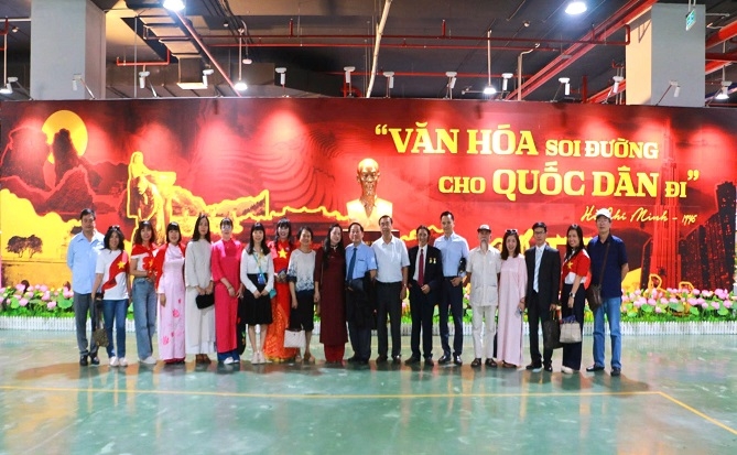 Các đại biểu Uỷ ban Nhà nước về người Việt Nam ở nước ngoài (Bộ Ngoại giao) và Hội Liên lạc với người Việt Nam ở nước ngoài thăm quan triển lãm cùng kiều bào