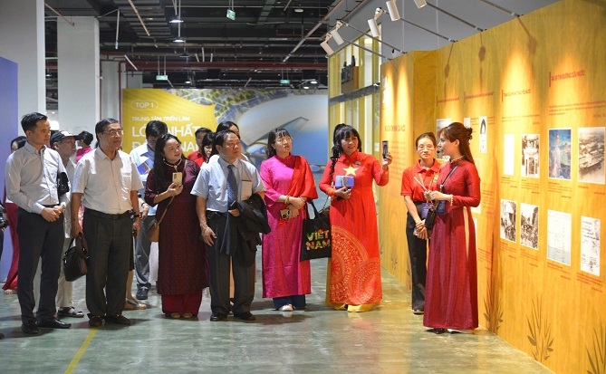 Các đại biểu Uỷ ban Nhà nước về người Việt Nam ở nước ngoài và Hội Liên lạc với người Việt Nam ở nước ngoài thăm quan triển lãm cùng kiều bào