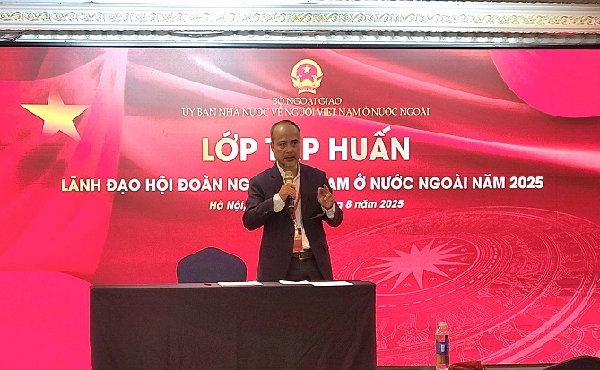 Khai mạc Lớp tập huấn cho 100 lãnh đạo hội đoàn người Việt Nam ở nước ngoài Đại sứ Nguyễn Trung Kiên, Chủ nhiệm Uỷ ban Nhà nước về người Việt Nam ở nước ngoài chia sẻ tại chương trình