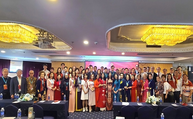 Khai mạc Lớp tập huấn cho 100 lãnh đạo hội đoàn người Việt Nam ở nước ngoài Các đại biểu và khách mời chụp ảnh lưu niệm