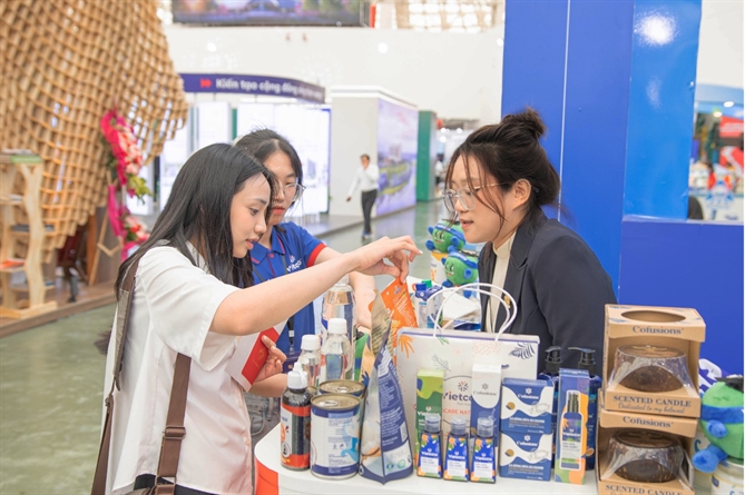 Khách hàng đến tham quan và trải nghiệm sản phẩm của Vietcoco tại Triển lãm (Ảnh: Vietcoco)