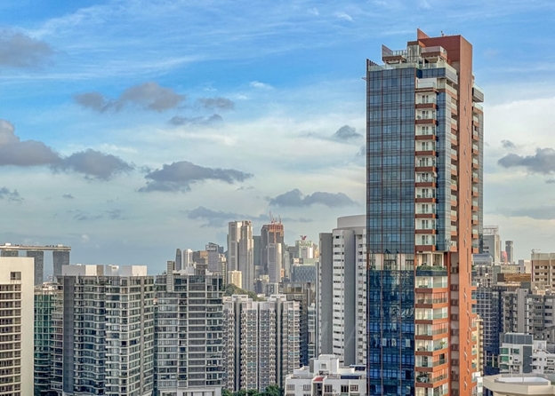 Tòa tháp căn hộ Ritz Carlton Residences tọa lạc trên đường Cairnhill, Quận 9, Singapore.