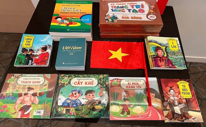 3.	Bộ sách tiếng Việt, quà tặng của Thứ trưởng Lê Thị Thu Hằng dành tặng cho bà con cộng đồng người Việt tại Cộng hòa Síp