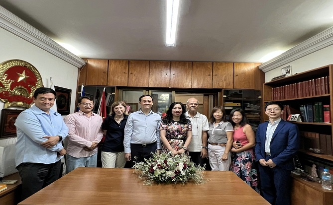 4.	Đoàn công tác đến thăm tại trụ sở của Lãnh sự danh dự Việt Nam tại Cộng hòa Síp