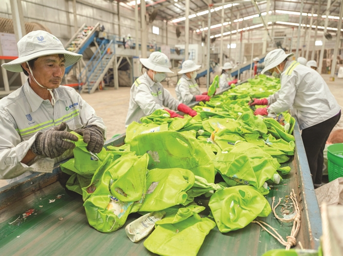 Để xây dựng một ngành công nghiệp nhựa phát triển bền vững, Việt Nam cần tập trung phát triển thị trường tái chế. Ảnh: TL