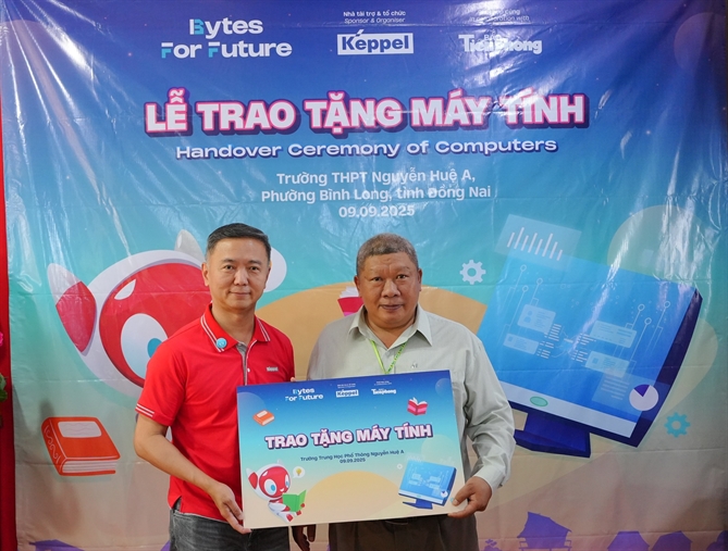 Ông Lim Kay Siong (trái) Trưởng Bộ phận Thương Mại, Khối Bất động sản Keppel Việt Nam, thay mặt Doanh nghiệp trao biểu trưng cho Thầy Đào Nguyên Bình, Hiệu trưởng trường THPT Nguyễn Huệ A tại chương trình.