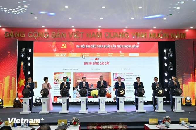 Tổng Bí thư Tô Lâm và các đại biểu thực hiện nghi thức khai trương trang thông tin Đại hội đại biểu toàn quốc lần thứ XIV của Đảng