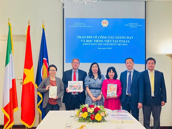 Thứ trưởng Bộ Ngoại giao Lê Thị Thu Hằng gặp gỡ cộng đồng và đại diện các trường đại học Italia nhân Ngày Tôn vinh tiếng Việt Thứ trưởng Lê Thị Thu Hằng trao tặng sách cho đại diện 3 trường Đại học