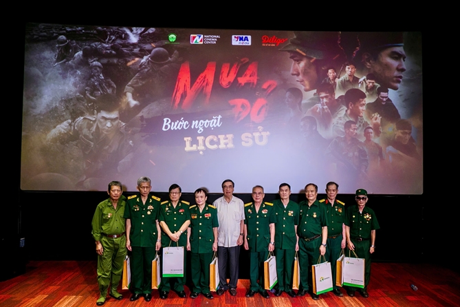 Nguyên đại sứ Nguyễn Phú Bình - Đại diện Quỹ Tấm lòng vàng SUNSHINE GLOBAL trao những phần quà tri ân các Cựu chiến binh.