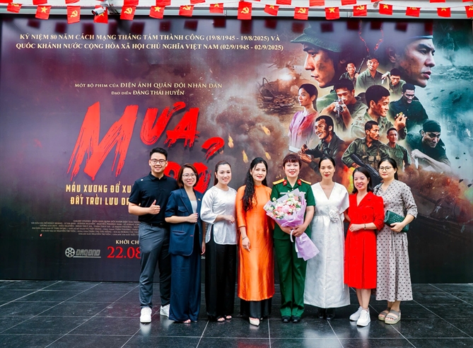 Đạo diễn và Ekip làm phim chụp ảnh với khán giả