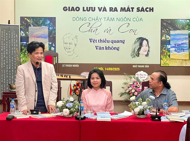 Tác giả Lê Thuận Nghĩa chia sẻ về tập thơ đầu tiên của mình. Ảnh Thụy Du