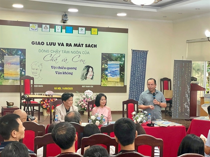 Quang cảnh buổi giao lưu, ra mắt sách. Ảnh: Thụy Du
