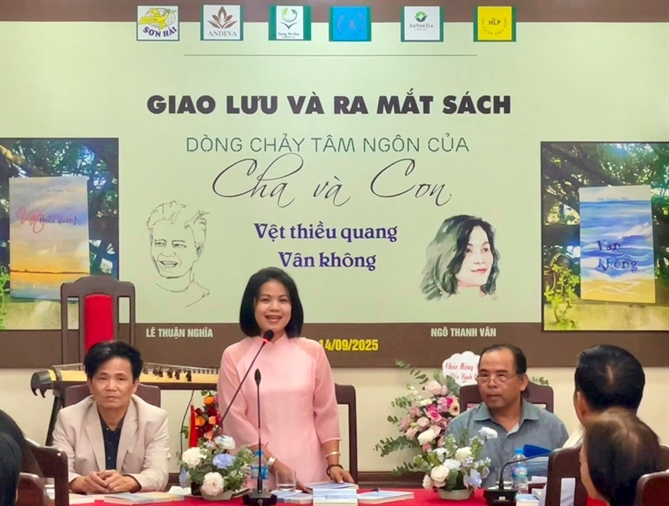 Tác giả Ngô Thanh Vân chia sẻ về hai tập thơ. Ảnh Thụy Du