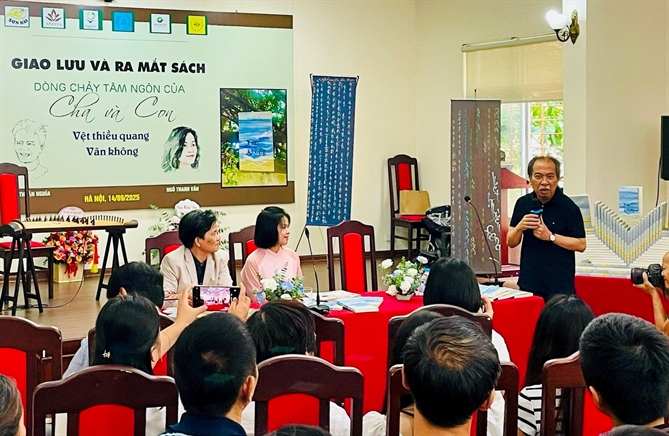 Nhà thơ Nguyễn Quang Thiều, Chủ tịch Hội Nhà văn Hà Nội chia sẻ về hai tập thơ. Ảnh Thụy Du