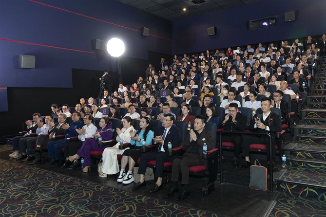 Buổi ra mắt thu hút hàng trăm giới một điệu điện ảnh, nhà đầu tư, doanh nhân, báo chí - Ảnh: Omedia