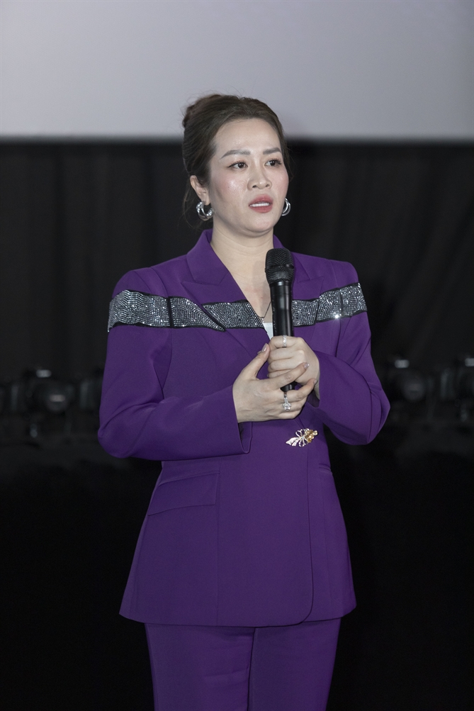 Chị Maria Phan – Chủ tịch HĐQT Openlive Group (chủ sở hữu OMedia) xúc động chia sẻ tại buổi ra mắt Enterise. Ảnh ĐVCC