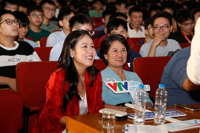 Gần 4.000 sinh viên đã tham gia Unitour “A.I thực chiến”, Đại học Bách khoa bùng nổ đăng ký Bà Thái Minh Diễm Tú ấn tượng trước tài năng của sinh viên Đại học Bách Khoa