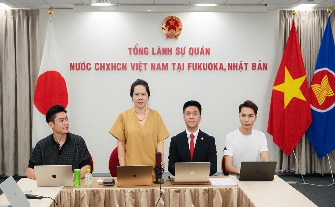 Buổi lễ diễn ra tại đầu cầu chính ở Tổng lãnh sự quán Việt Nam tại Fukuoka