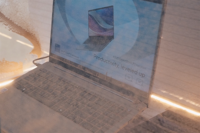 Các mẫu ASUS ExpertBook được trưng bày tại sự kiện mới đây của hãng để khách tham quan trực tiếp trải nghiệm và kiểm chứng độ bền.