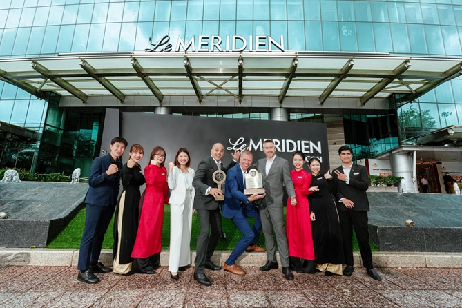 Ông Lars Kerfin (giữa) cùng tập thể đội ngũ lãnh đạo và nhân viên khách sạn Le Meridien Saigon bên cạnh cúp giải thưởng nửa đầu năm 2025.