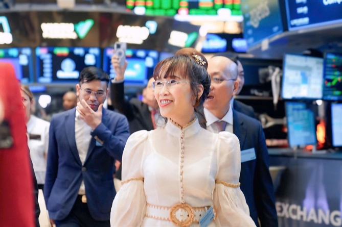 Tỉ phú Nguyễn Thị Phương Thảo gặp Chủ tịch Sàn giao dịch chứng khoán New York – Thị trường tăng 48 điểm
