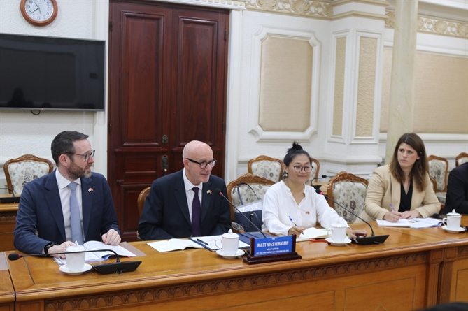 Đặc phái viên Thương mại Chính phủ Anh, ông Matt Western (thứ hai từ trái sang).