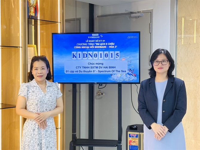 Bà Nguyễn Thị Mỹ Trang – Công ty TNHH Sản Xuất và Thương Mại Ốc Đảo (bên trái) đại diện khách hàng quay số trúng thưởng trong kỳ qua số 1.