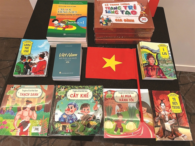 Bộ sách tiếng Việt,  quà tặng của Thứ trưởng Bộ Ngoại giao Lê Thị Thu Hằng dành cho bà con cộng đồng người Việt tại Cộng hòa Síp