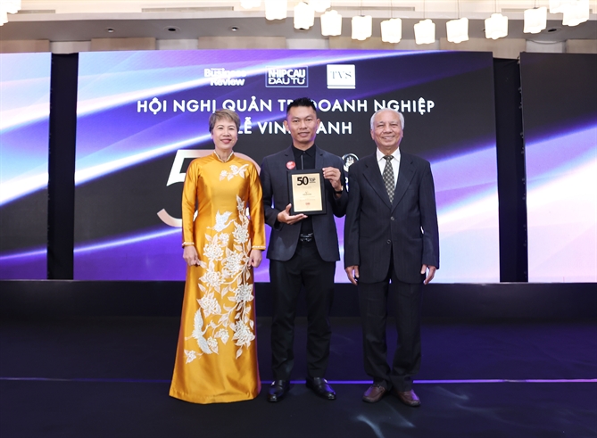 Anh Vũ Đình Xuân (giữa), Giám đốc Kinh doanh Imexpharm, đại diện doanh nghiệp nhận kỷ niệm chương vinh danh Imexpharm trong Top 50 Công ty Kinh doanh Hiệu quả nhất Việt Nam (TOP50) vào ngày 2792025. Ảnh Imexpha
