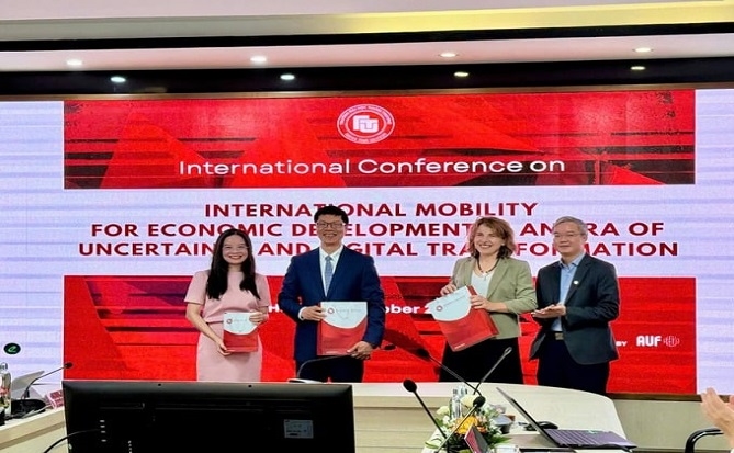 Kỷ niệm 65 năm thành lập, Trường Đại học Ngoại thương tổ chức hội thảo quốc  kết nối tri thức trong kỷ nguyên chuyển đổi số PGS TS Đào Ngọc Tiến - Phó Hiệu trưởng Trường ĐH Ngoại thương gửi đến các diễn giả những phần quà kỷ niệm của Nhà trường