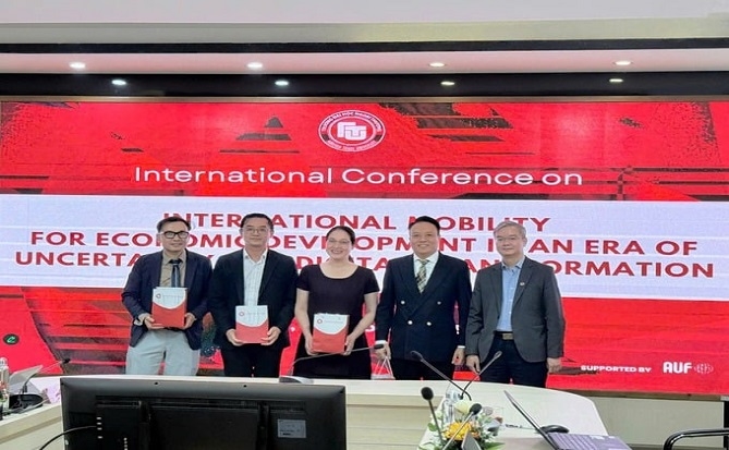 Kỷ niệm 65 năm thành lập, Trường Đại học Ngoại thương tổ chức hội thảo quốc  kết nối tri thức trong kỷ nguyên chuyển đổi số PGS TS Đào Ngọc Tiến - Phó Hiệu trưởng Trường ĐH Ngoại thương gửi đến chủ tọa của phiên toàn thể và các phiên song song những phần quà kỷ niệm của Nhà trường