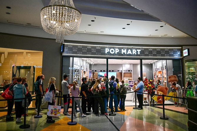 Labubu, socola Dubai và nền văn hóa dopamine Labubu là dòng thú nhồi bông mini với gương mặt tinh quái của Pop Mart (Trung Quốc). Ảnh: Bloomberg.