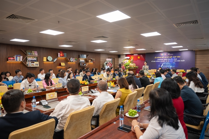 Nhiều doanh nghiệp, chuyên gia, nhà quản lý... tham gia lễ ký kết