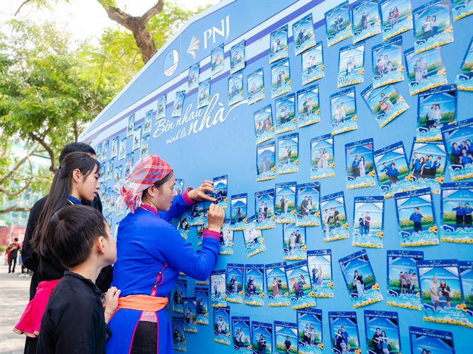 Ngày hội “Gia đình trẻ hạnh phúc 2025” khai mạc tại Hồ Gươm - Lan tỏa thông điệp hành trình yêu thương Gia đình chị Thông - anh Hà (Bản Liền) tham gia trải nghiệm các hoạt động gắn kết tại chương trình (Ảnh: Sơn Tùng)