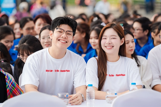 Ngày hội “Gia đình trẻ hạnh phúc 2025” khai mạc tại Hồ Gươm - Lan tỏa thông điệp hành trình yêu thương “Gia đình truyền hình” có mặt tại sự kiện (Ảnh: Sơn Tùng)