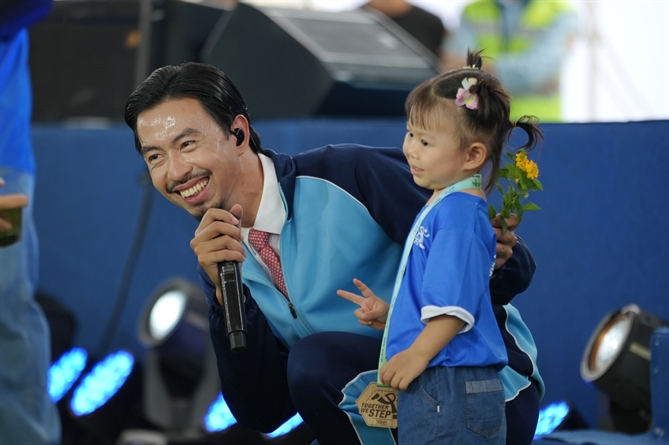 CapitaLand hỗ trợ 97.000 USD cho trẻ em khó khăn qua chiến dịch “Bước chân gắn kết yêu thương” mùa 3 Rapper Đen mang đến không khí ấm áp cho sự kiện với những ca khúc mạnh mẽ, giàu cảm xúc và những tương tác chân thành với khán giả nhí