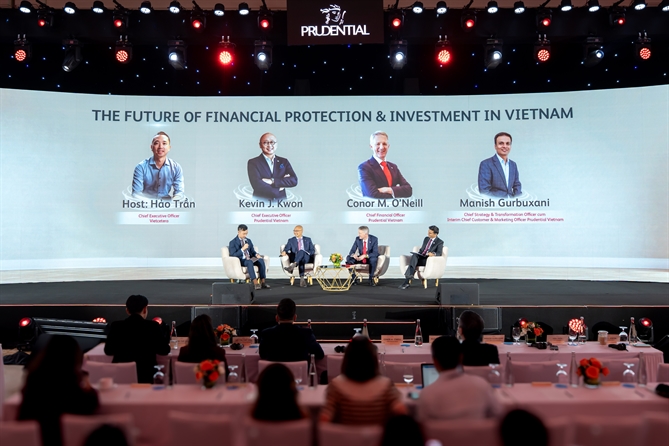 Các đại diện Prudential Việt Nam tham gia chia sẻ góc nhìn về định hình tương lai an toàn Tài chính & Đầu tư tại Việt Nam. Ảnh: Prudential