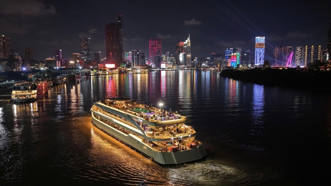 Du thuyền có sức chứa lên đến 500 khách, thiết kế 3 tầng hiện đại bao quanh bởi hệ thống kính toàn cảnh 360 độ, mở ra khung cảnh tuyệt đẹp của thành phố về đêm và ban ngày.