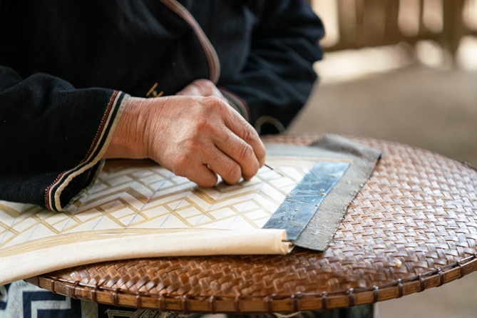 Sức bật từ doanh nghiệp nhỏ và siêu nhỏ trong nền kinh tế sáng tạo Việt Nam Giáo dục và sự hỗ trợ từ các tổ chức, như các chương trình đào tạo gắn kết với các ngành nghề, đóng vai trò quan trọng trong việc nuôi dưỡng thế hệ lãnh đạo sáng tạo có trách nhiệm với xã hội và môi trường. Ảnh: Vietnam Design Research Studio.