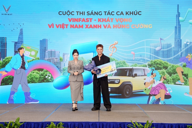 VinFast trao giải cuộc thi sáng tác ca khúc “VinFast - Khát vọng Vì Việt Nam Xanh và Hùng cường” Bà Dương Thị Thu Trang, Phó Tổng Giám đốc Kinh doanh - Marketing VinFast toàn cầu, trao giải Nhất cho tác giả Mai Xuân Thứ.